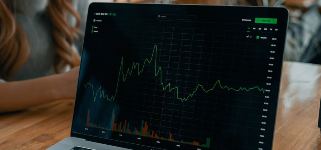 معنا و مفهوم ترید خورجینی (Straddle Trade) در فارکس